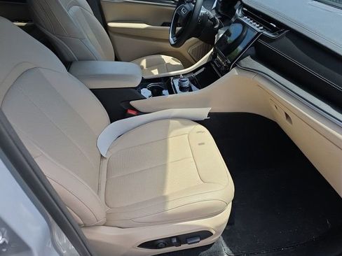 Used 2023 Jeep Grand Cherokee Limited w/ Luxury Tech Group II AWD/4WD image 8