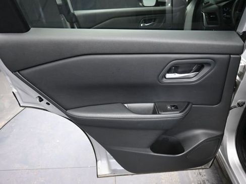 Used 2025 Nissan Rogue SV AWD/4WD image 16