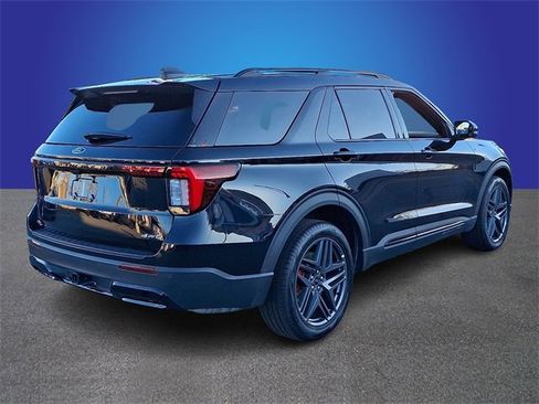 Used 2025 Ford Explorer ST-Line w/ ST-Line Street Pack image 4