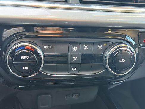 Used 2025 Chevrolet Trax LT image 28