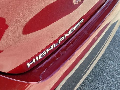 Used 2023 Toyota Highlander Limited FWD image 6