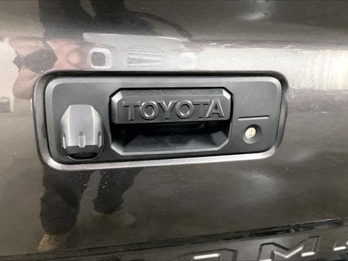 Used 2018 Toyota Tacoma TRD Sport w/ Technology Package image 30