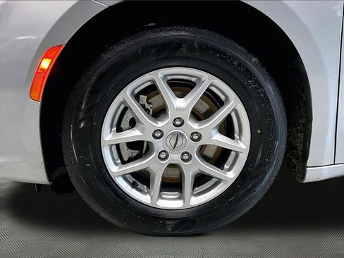 Used 2024 Chrysler Pacifica Touring-L image 27