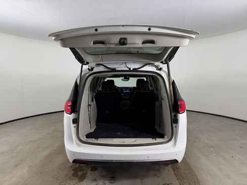 Used 2022 Chrysler Pacifica Limited w/ Uconnect Theater Family Group image 10