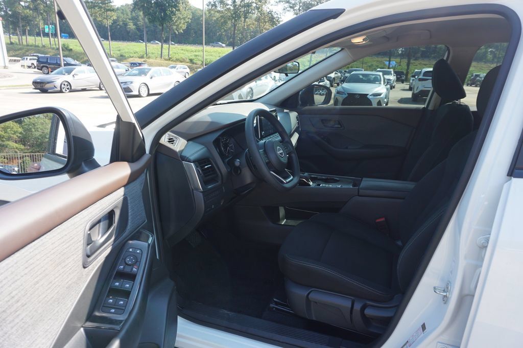Used 2023 Nissan Rogue S FWD image 2