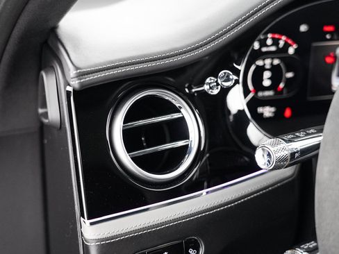 Used 2025 Bentley Flying Spur Plug-In Hybrid AWD/4WD image 24