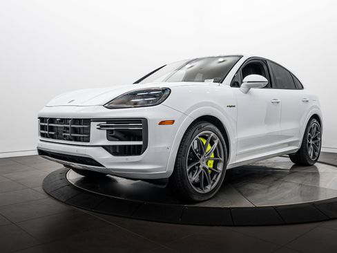 Certified 2025 Porsche Cayenne Turbo AWD/4WD image 1