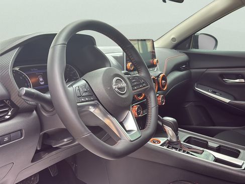 Used 2025 Nissan Sentra SR FWD image 16