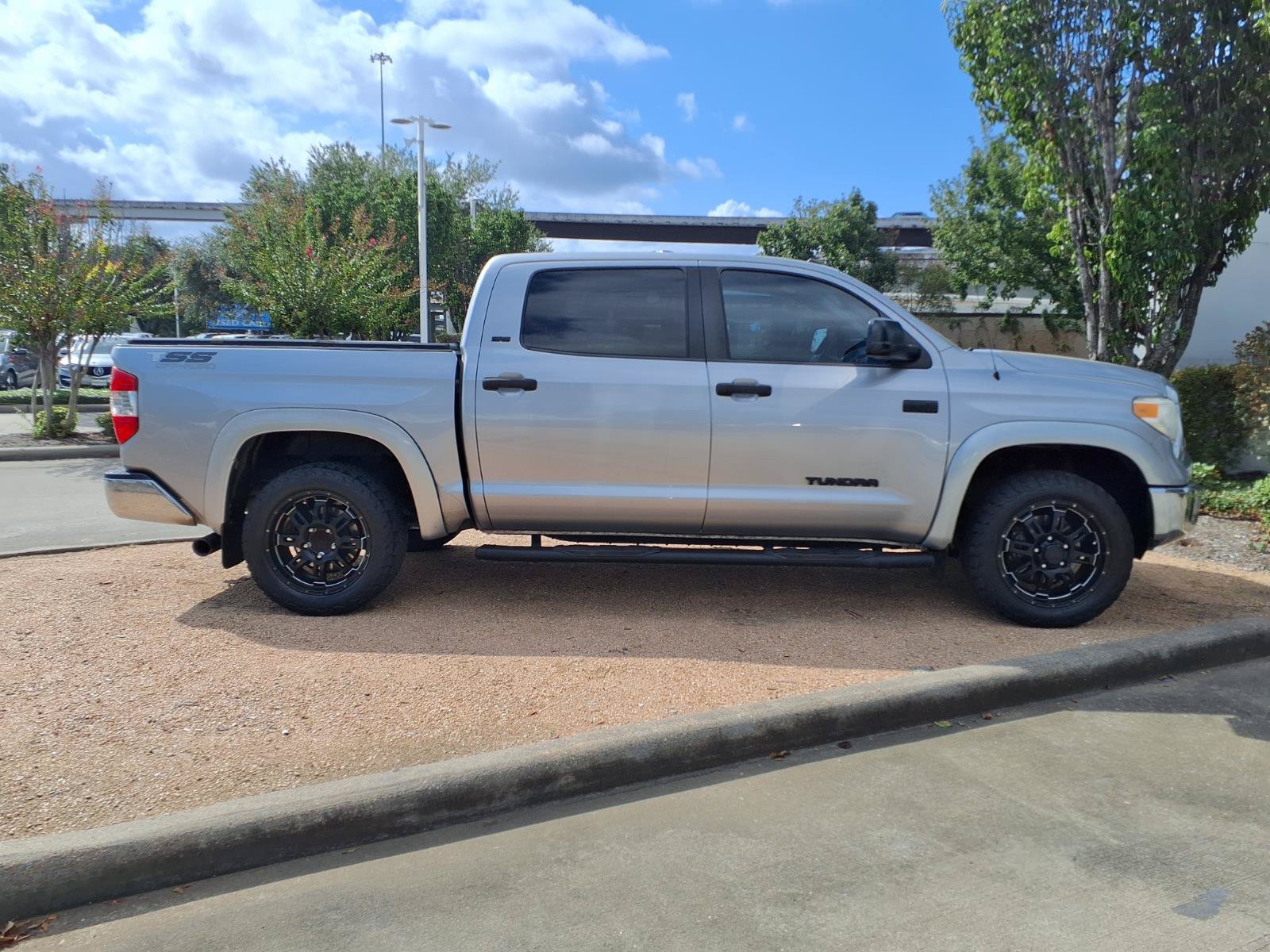 Used 2017 Toyota Tundra SR5 w/ SR5 Upgrade Package AWD/4WD image 10