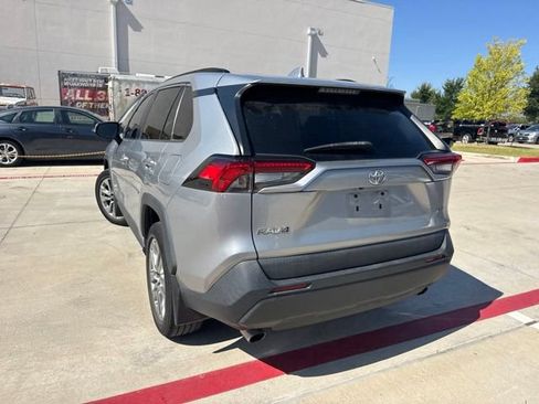 Used 2021 Toyota RAV4 XLE Premium FWD image 4