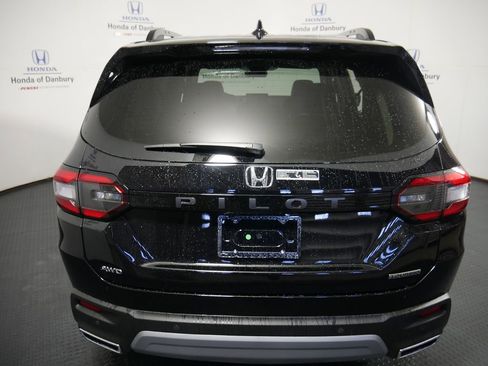 New 2025 Honda Pilot Touring image 5