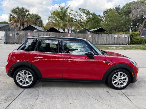 Used 2019 MINI Cooper 4-Door Hardtop w/ Signature Upholstery Package image 6