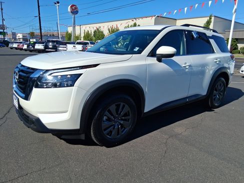 Used 2024 Nissan Pathfinder SV image 7
