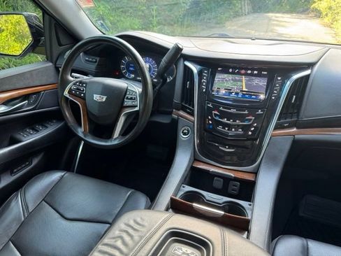 Used 2017 Cadillac Escalade Luxury AWD/4WD image 31