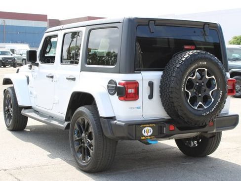 Used 2023 Jeep Wrangler Unlimited Sahara w/ Cold Weather Group AWD/4WD image 3