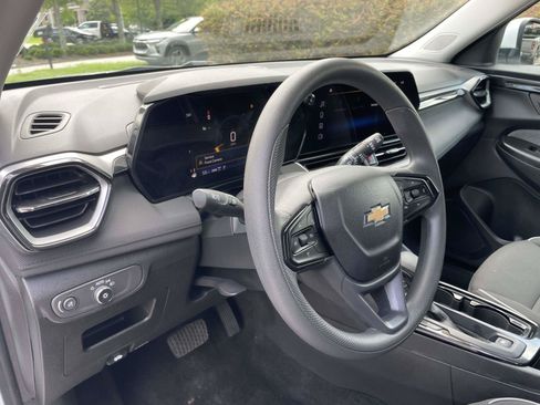 Used 2025 Chevrolet TrailBlazer LT AWD/4WD image 7