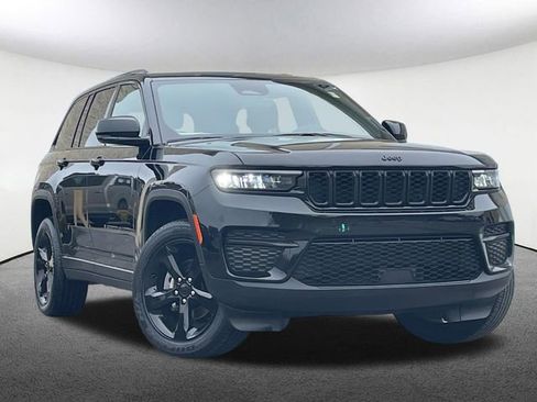 Used 2025 Jeep Grand Cherokee Altitude AWD/4WD image 2