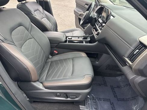 Used 2024 Nissan Pathfinder Platinum image 10