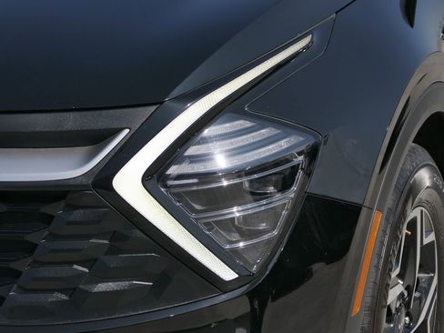 Used 2025 Kia Sportage LX FWD image 7