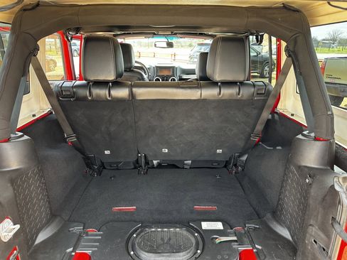 Used 2015 Jeep Wrangler Unlimited Rubicon image 36