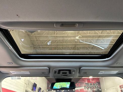 Used 2025 Toyota Sienna XLE FWD image 23