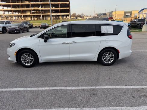 Used 2024 Chrysler Voyager LX image 2