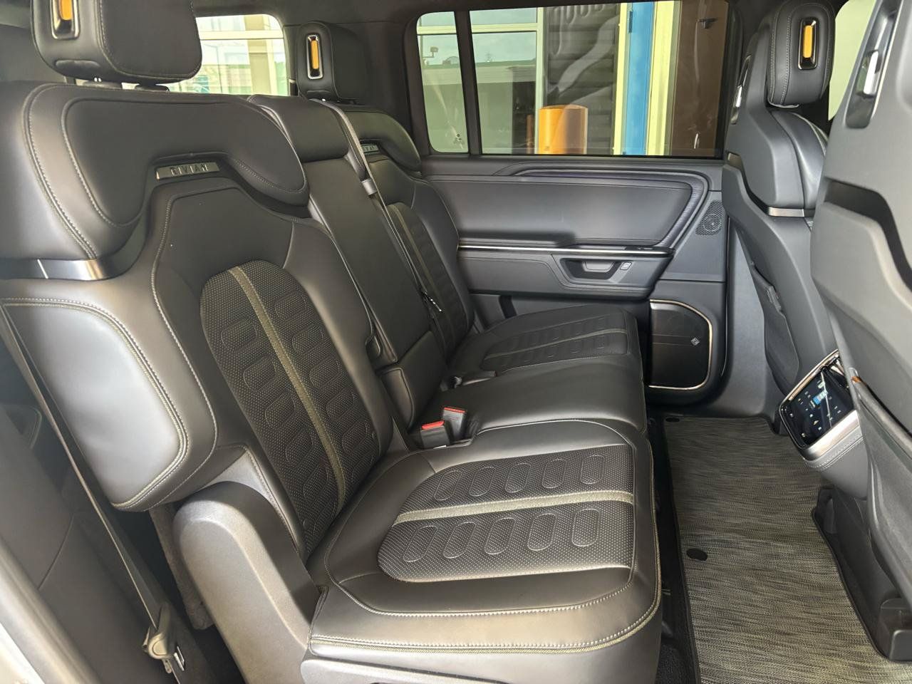 Used 2025 Rivian R1S Adventure Dual AWD/4WD image 20