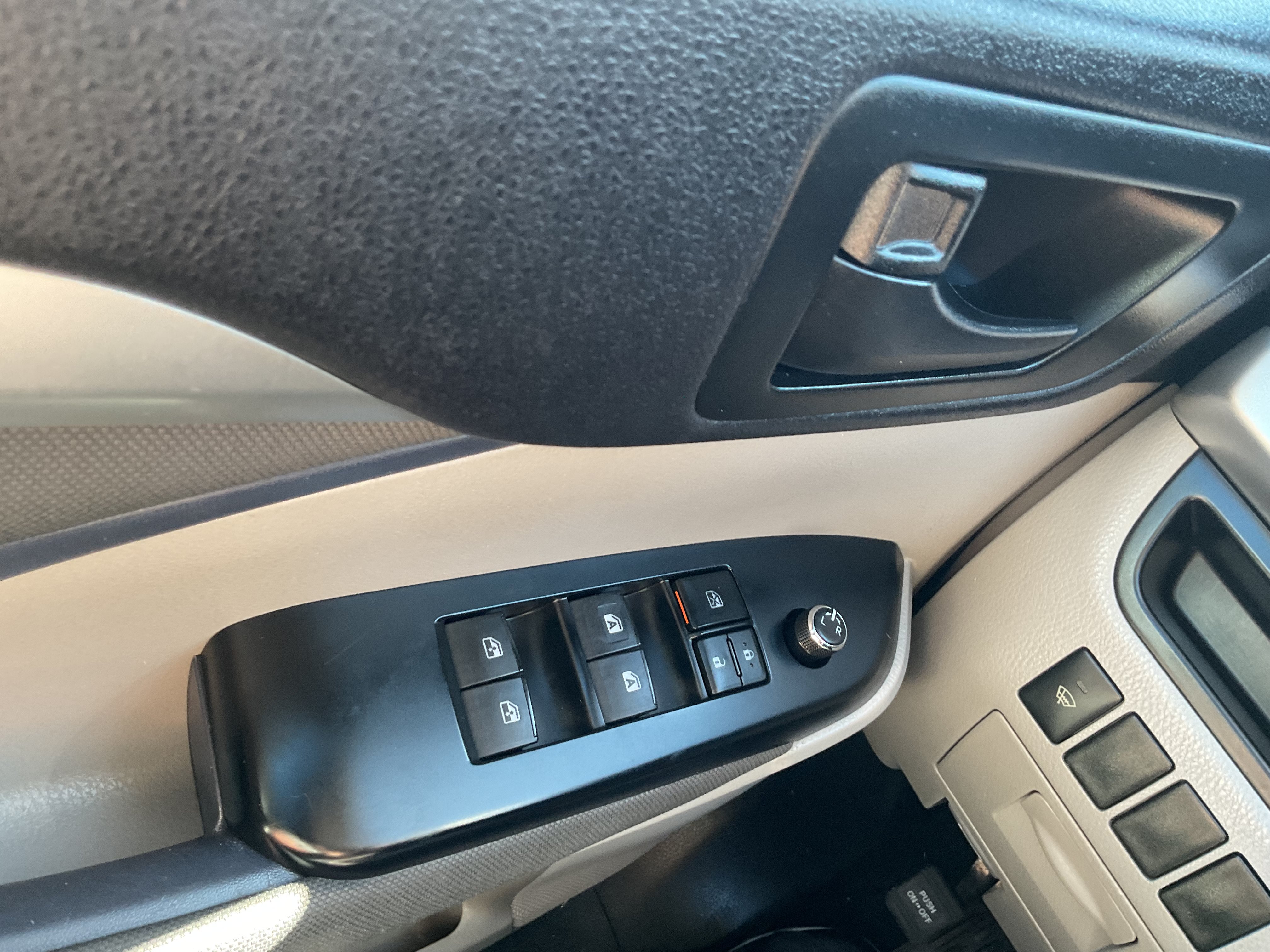 Used 2016 Toyota Highlander LE AWD/4WD image 15