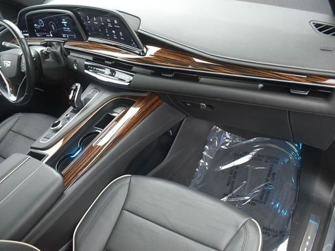 Used 2021 Cadillac Escalade Premium Luxury w/ LPO, Illumination Package image 38