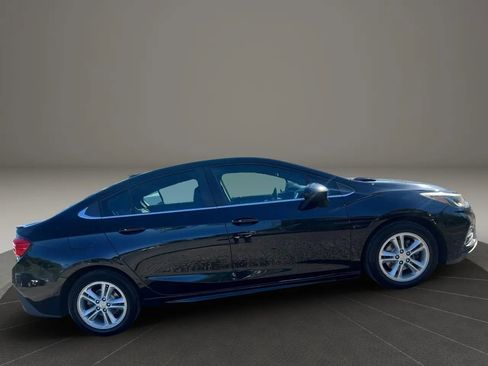 Used 2017 Chevrolet Cruze LT w/ Convenience Package FWD image 4