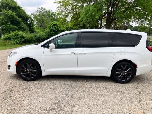 Used 2018 Chrysler Pacifica Touring Plus w/ S Appearance Package FWD image 3
