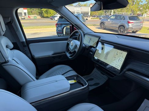 Used 2025 Rivian R1S Adventure image 17