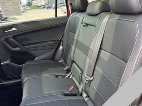 Used 2021 Volkswagen Tiguan SE w/ Panoramic Sunroof Package image 8