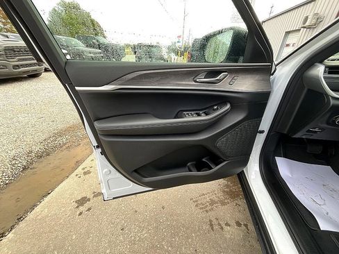 New 2025 Jeep Grand Cherokee L Limited image 13