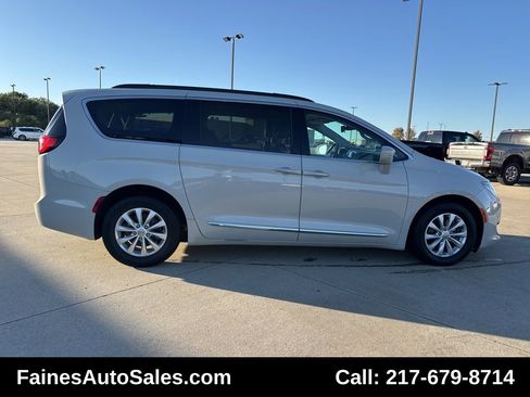 Used 2017 Chrysler Pacifica Touring-L image 13