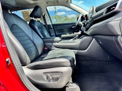 Used 2021 Toyota Highlander XLE FWD image 10