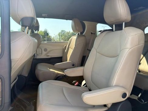 Used 2021 Toyota Sienna XLE FWD image 19