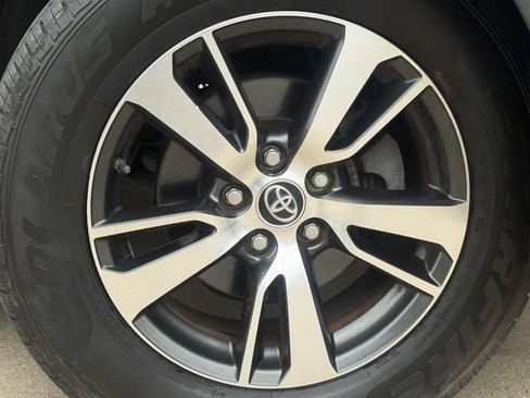 Used 2018 Toyota RAV4 XLE AWD/4WD image 10