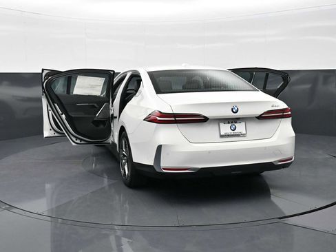 New 2026 BMW 530i w/ Convenience Package RWD image 32