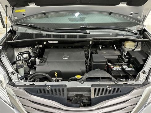 Used 2015 Toyota Sienna XLE image 31