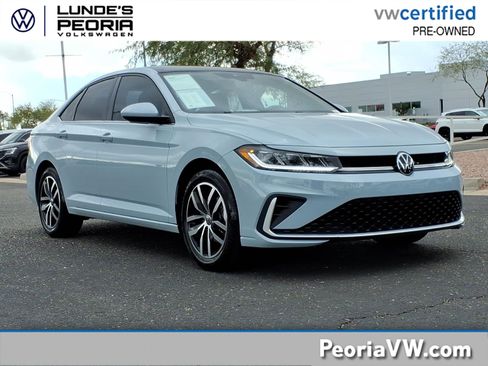 Certified 2025 Volkswagen Jetta SE w/ Sunroof Package image 1