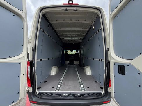 Used 2024 Mercedes-Benz Sprinter 2500 image 11