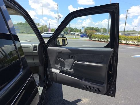 Used 2000 Nissan Frontier XE RWD image 12