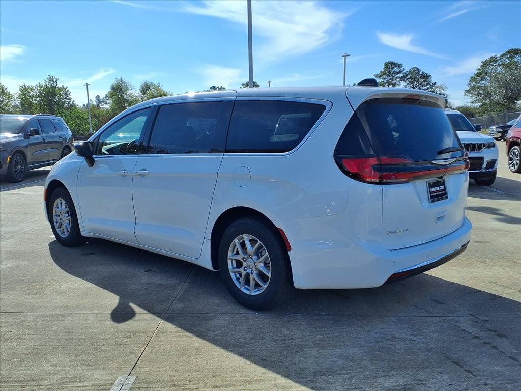 New 2026 Chrysler Pacifica Select FWD image 2