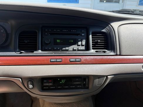 Used 2011 Ford Crown Victoria LX w/ Comfort Appearance Pkg RWD image 14