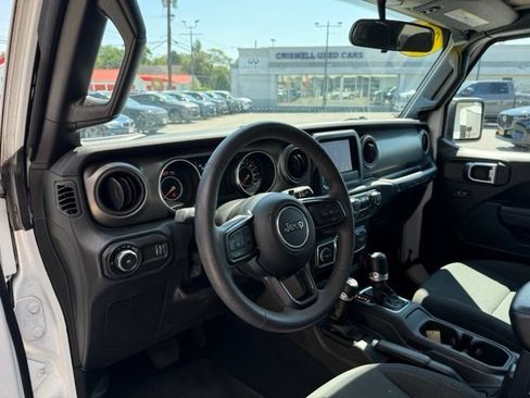 Used 2023 Jeep Wrangler Unlimited Sport AWD/4WD image 3