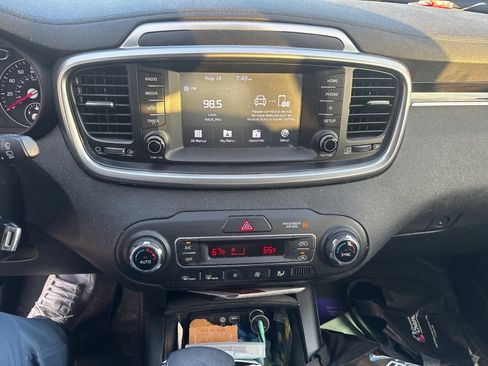 Used 2019 Kia Sorento FWD V6 image 2