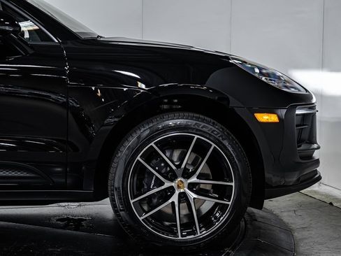 Certified 2025 Porsche Macan image 11