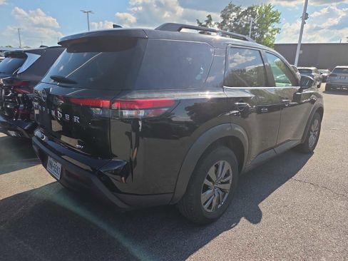 Used 2024 Nissan Pathfinder SV FWD image 5