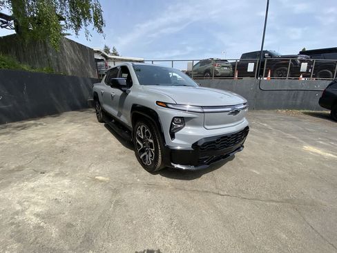 Used 2025 Chevrolet Silverado EV RST AWD/4WD image 8